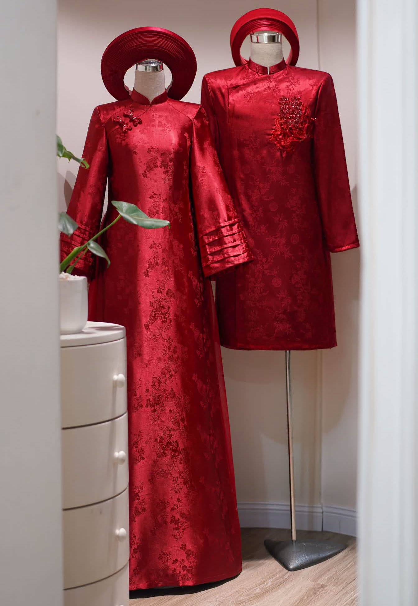 ao dai doi mau do 