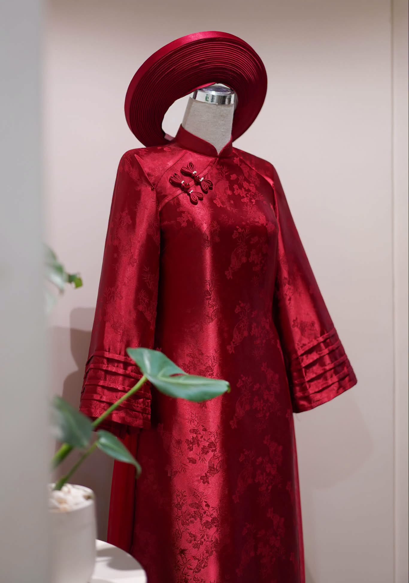 ao dai co dau mau do