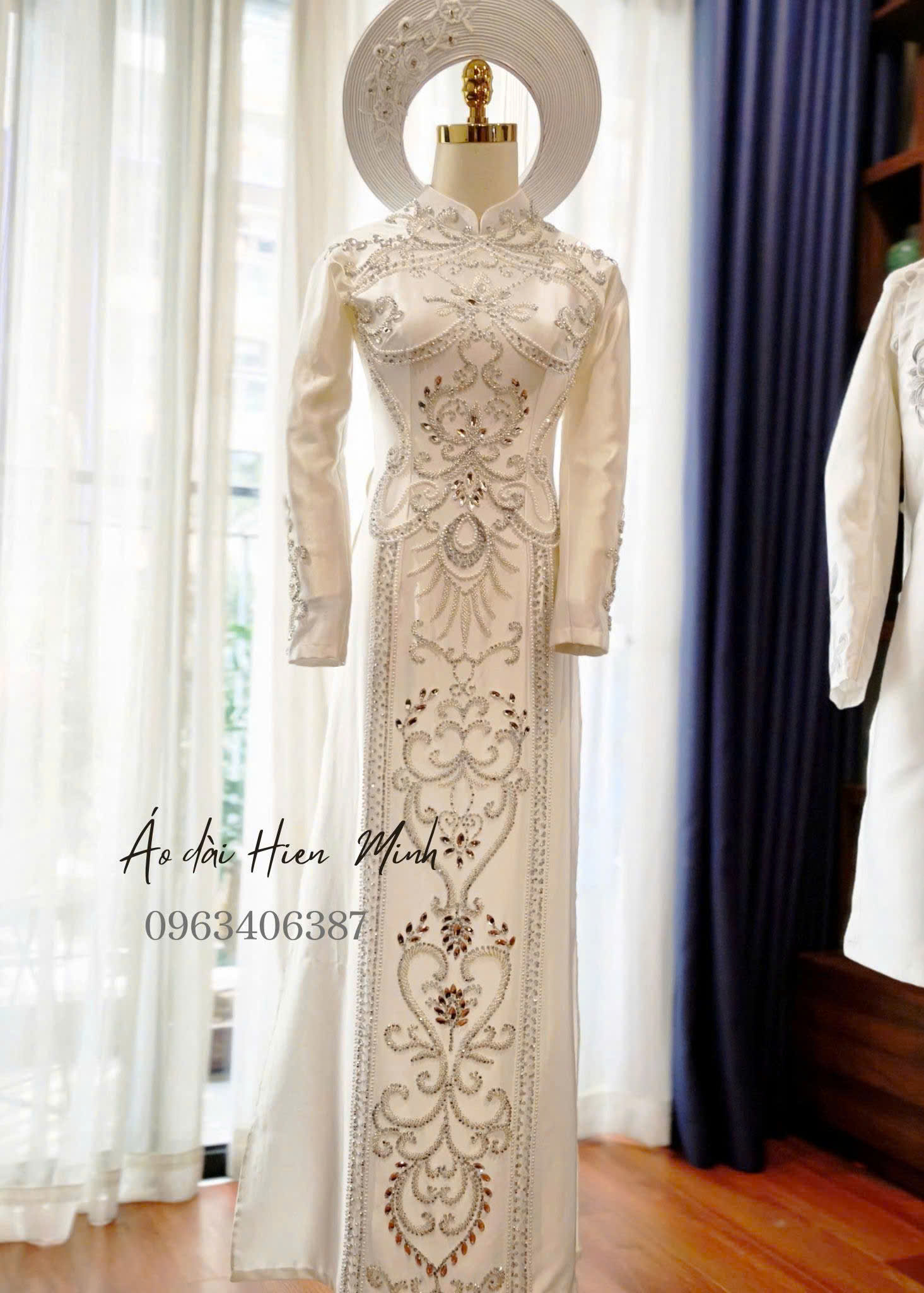 ao dai co dau mau trang thanh lich