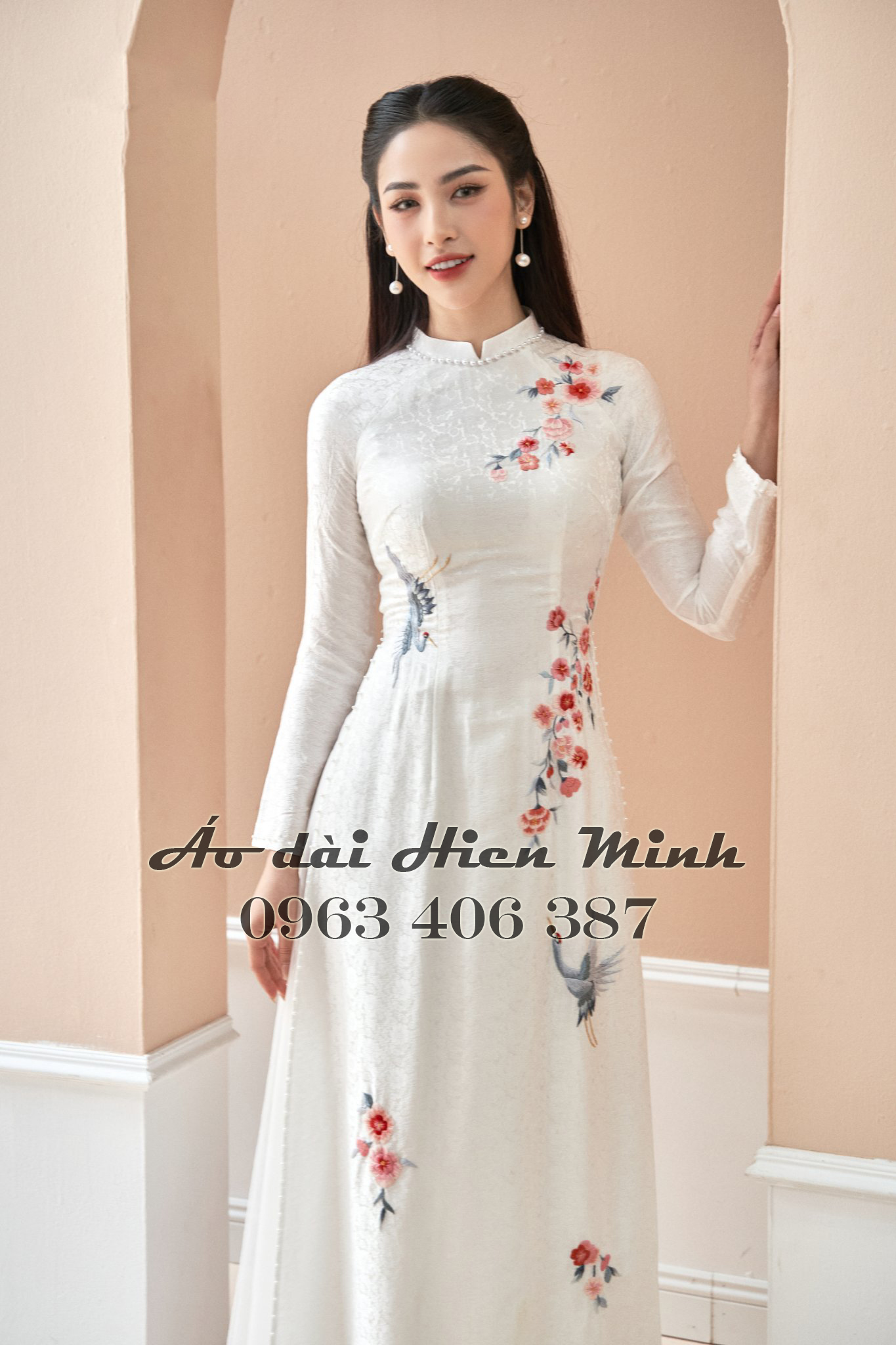 ao dai co dau mau trang vai gam