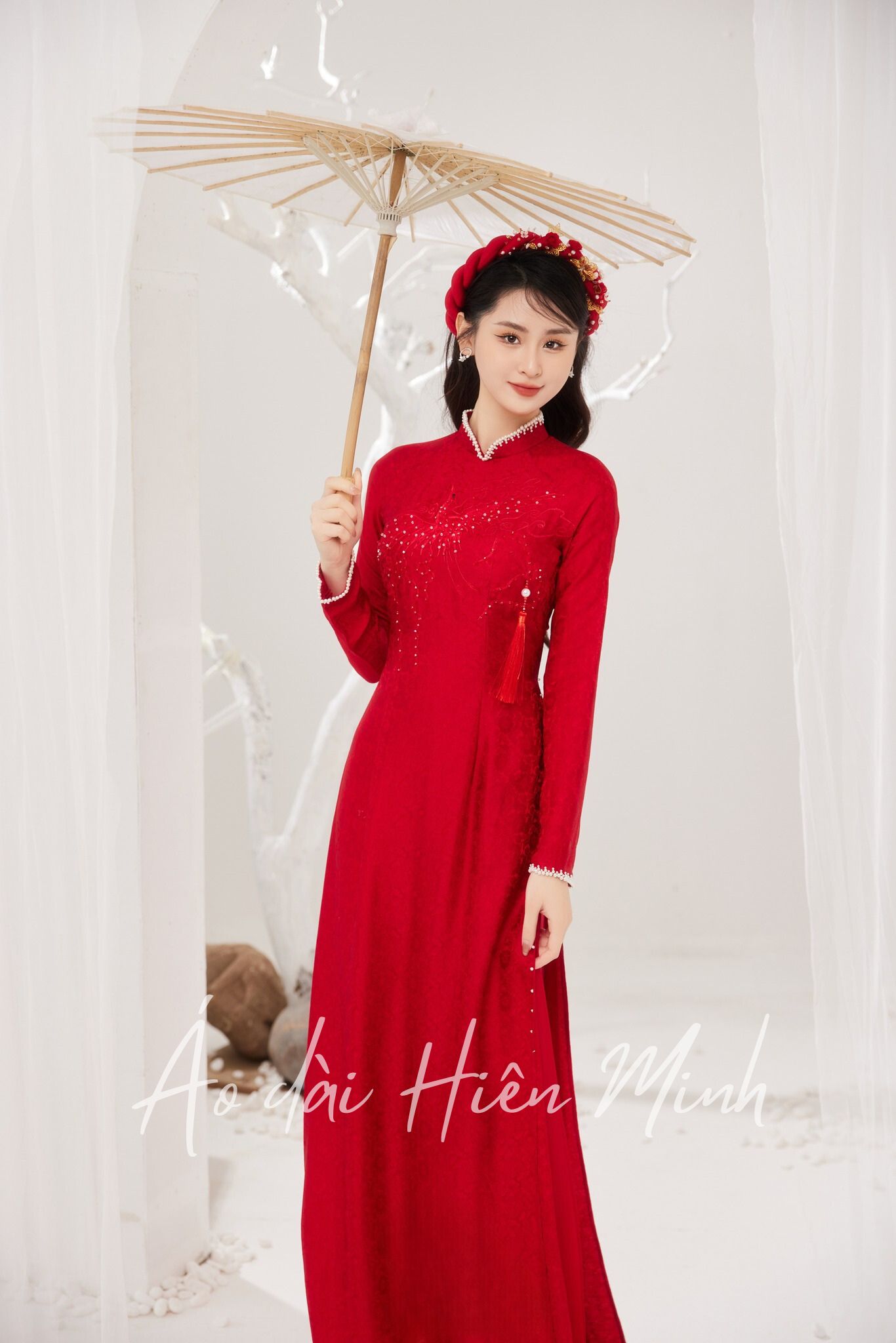 ao dai co dau mau do