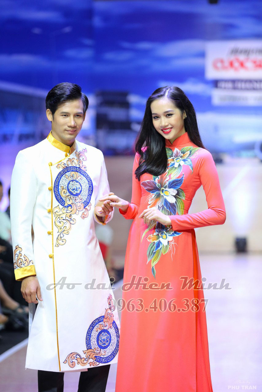 ao dai cach tan nam mau trang