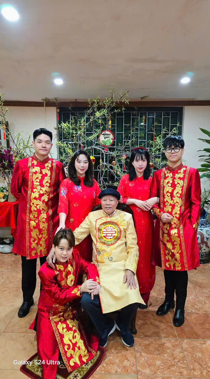 khac hang hien minh mac ao dai nam