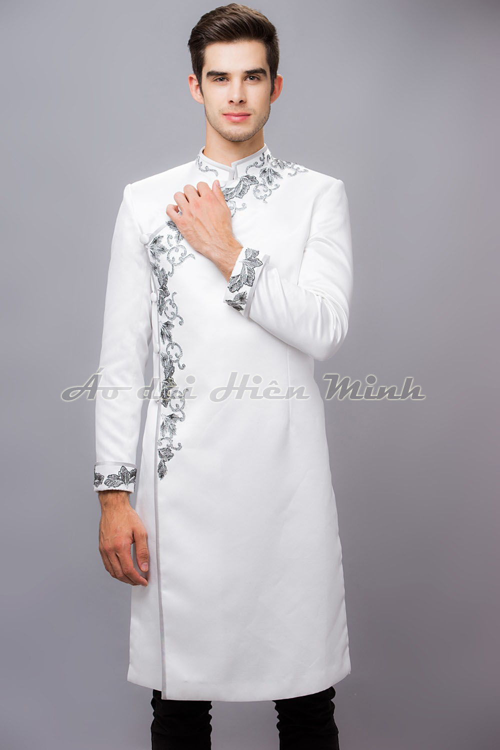 Ao-dai-cach-tan-nam-mau-trang