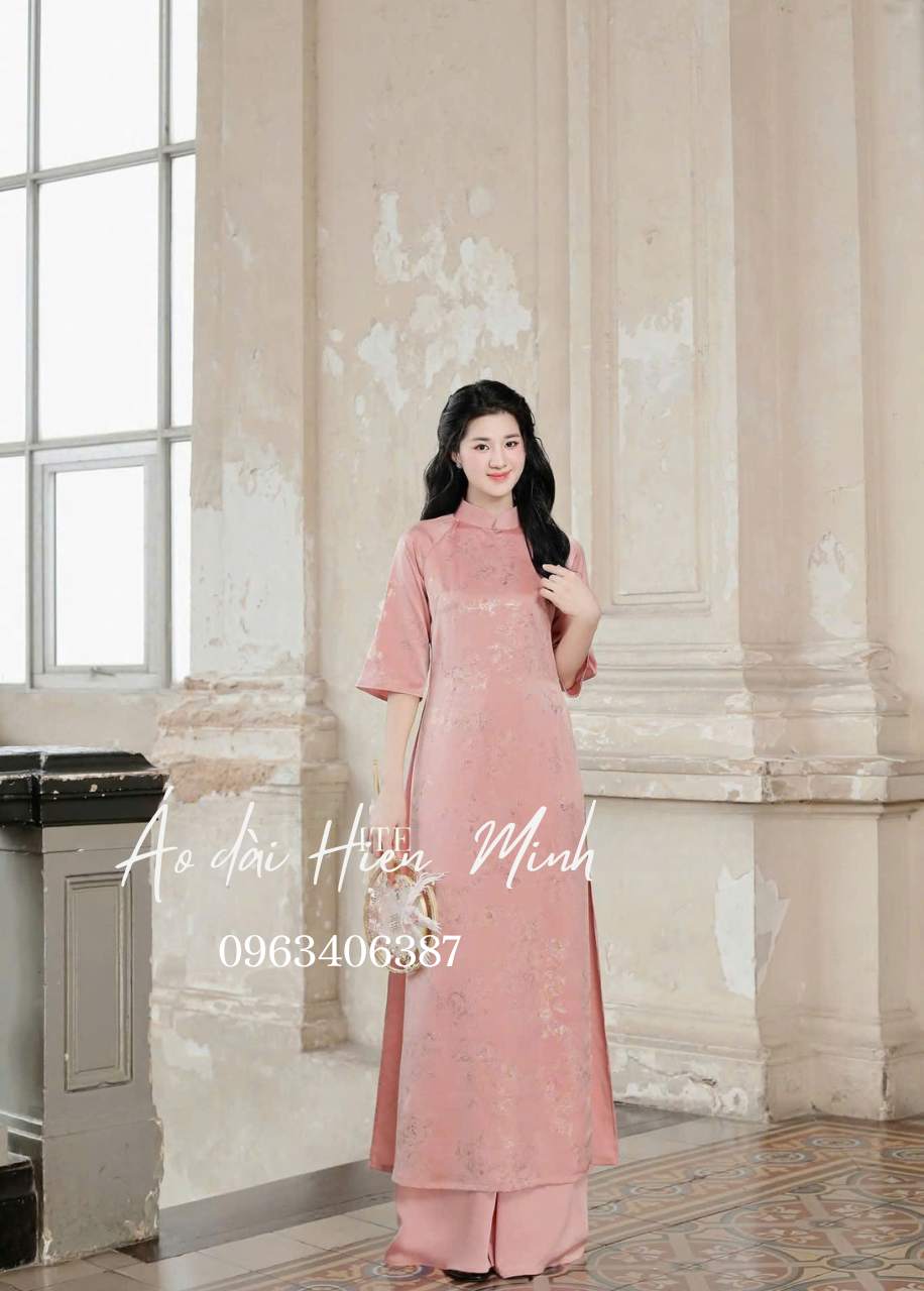 ao dai nu phoi chan vay