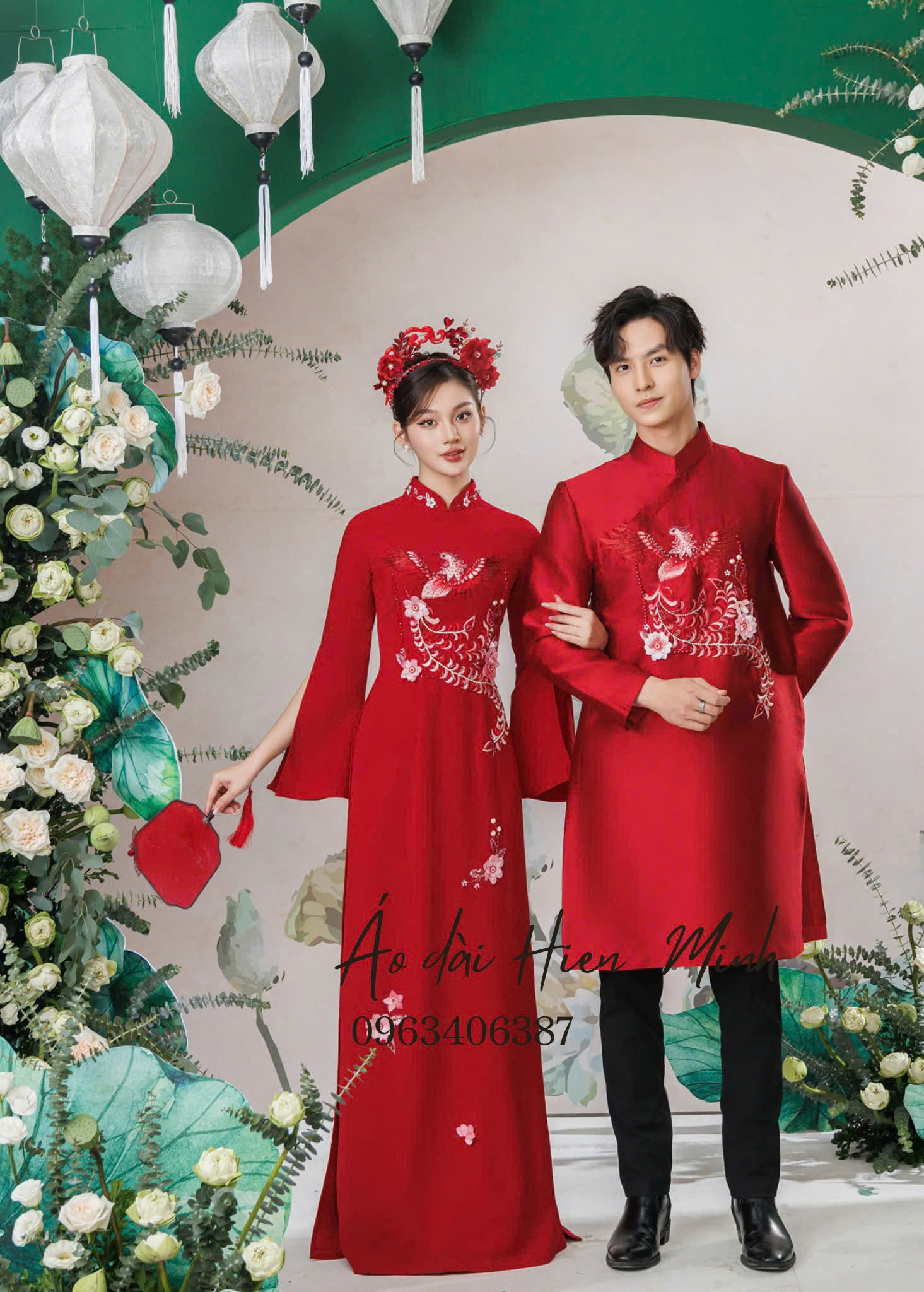 Trong văn h&oacute;a &Aacute; Đ&ocirc;ng, chim phượng ho&agrave;ng l&agrave; linh vật tượng trưng cho sự cao qu&yacute;, vẻ đẹp thanh tao v&agrave; may mắn. V&igrave; vậy, khi h&igrave;nh ảnh hai chim phượng xuất hiện c&ugrave;ng nhau tr&ecirc;n &aacute;o d&agrave;i cưới đ&ocirc;i, người ta thường gọi đ&oacute; l&agrave; họa tiết Song Phượng &ndash; biểu tượng của t&igrave;nh y&ecirc;u gắn b&oacute; v&agrave; hạnh ph&uacute;c vi&ecirc;n m&atilde;n.