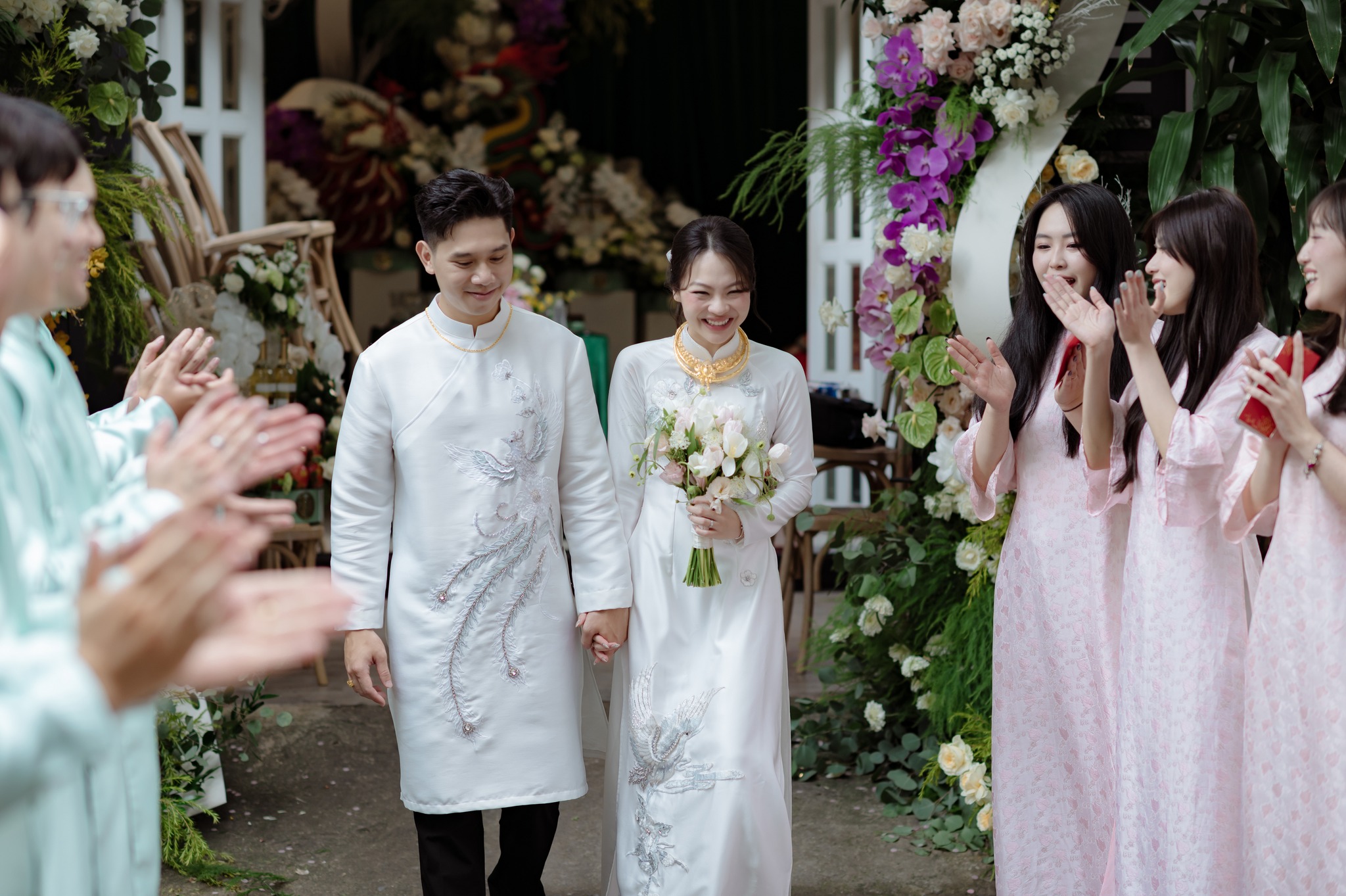 &Aacute;o d&agrave;i cưới đ&ocirc;i truyền thống 2026 - Xu hướng được nhiều cặp đ&ocirc;i y&ecirc;u th&iacute;ch