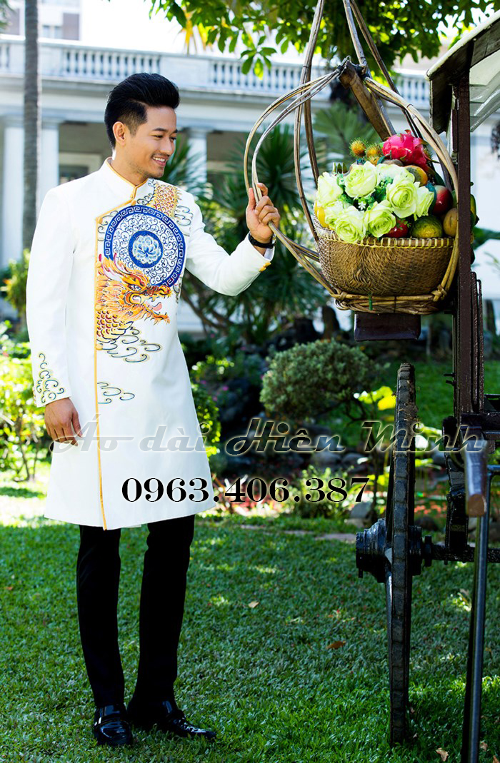 AO-dai-cach-tan-nam-mau-trang