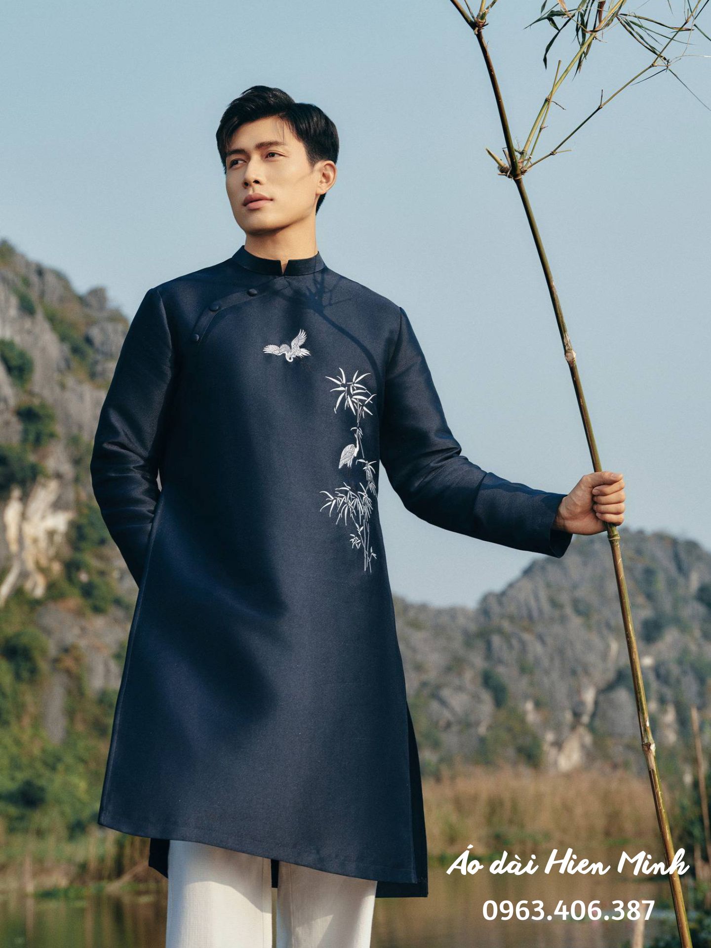 Áo dài cách tân nam nhẹ nhàng, sang trọng