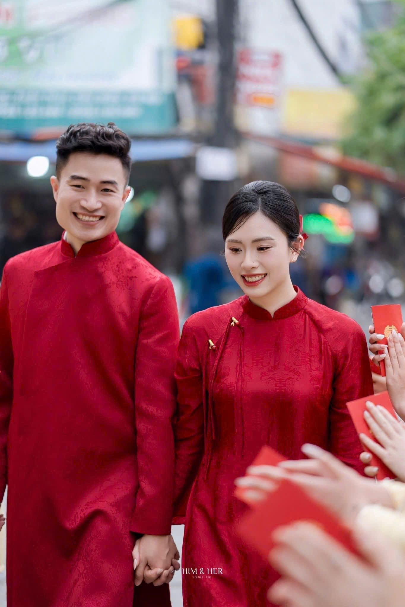 Xu hướng áo dài cưới đôi 2025 : Sắc đỏ sang trọng và hiện đại