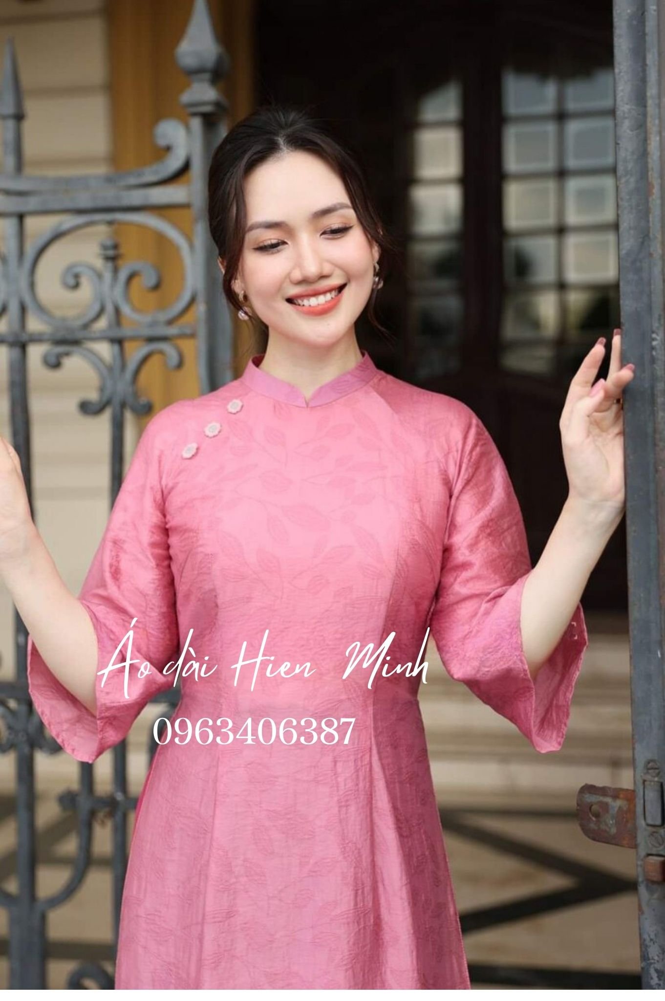 Áo dài cách tân nữ màu hồng nhẹ nhàng, duyên dáng