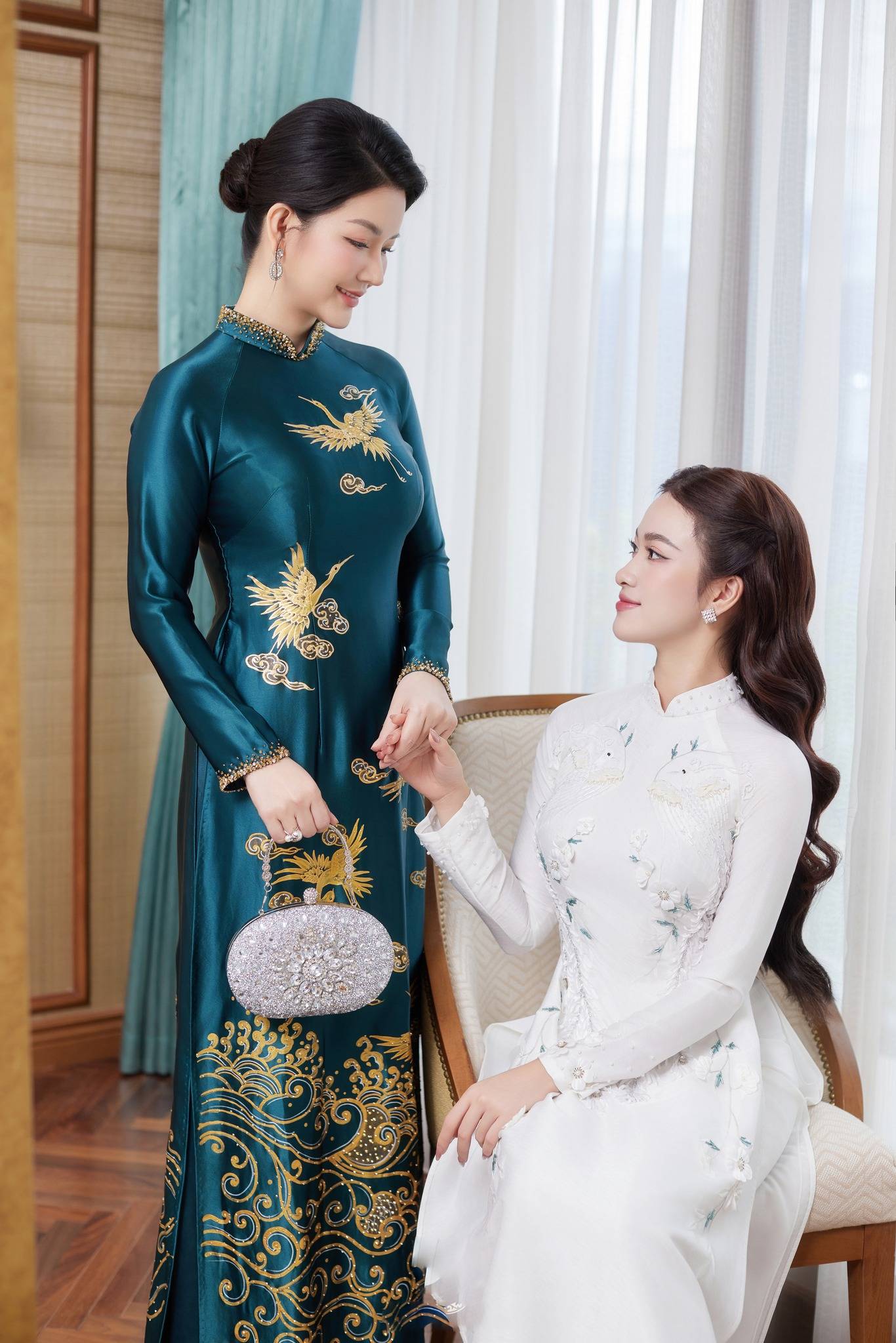 ÁO DÀI CHO MẸ CÔ DÂU CHÚ RỂ - BÍ QUYẾT CHỌN MẪU TRẺ TRUNG, SANG TRỌNG VÀ QUÝ PHÁI NHẤT