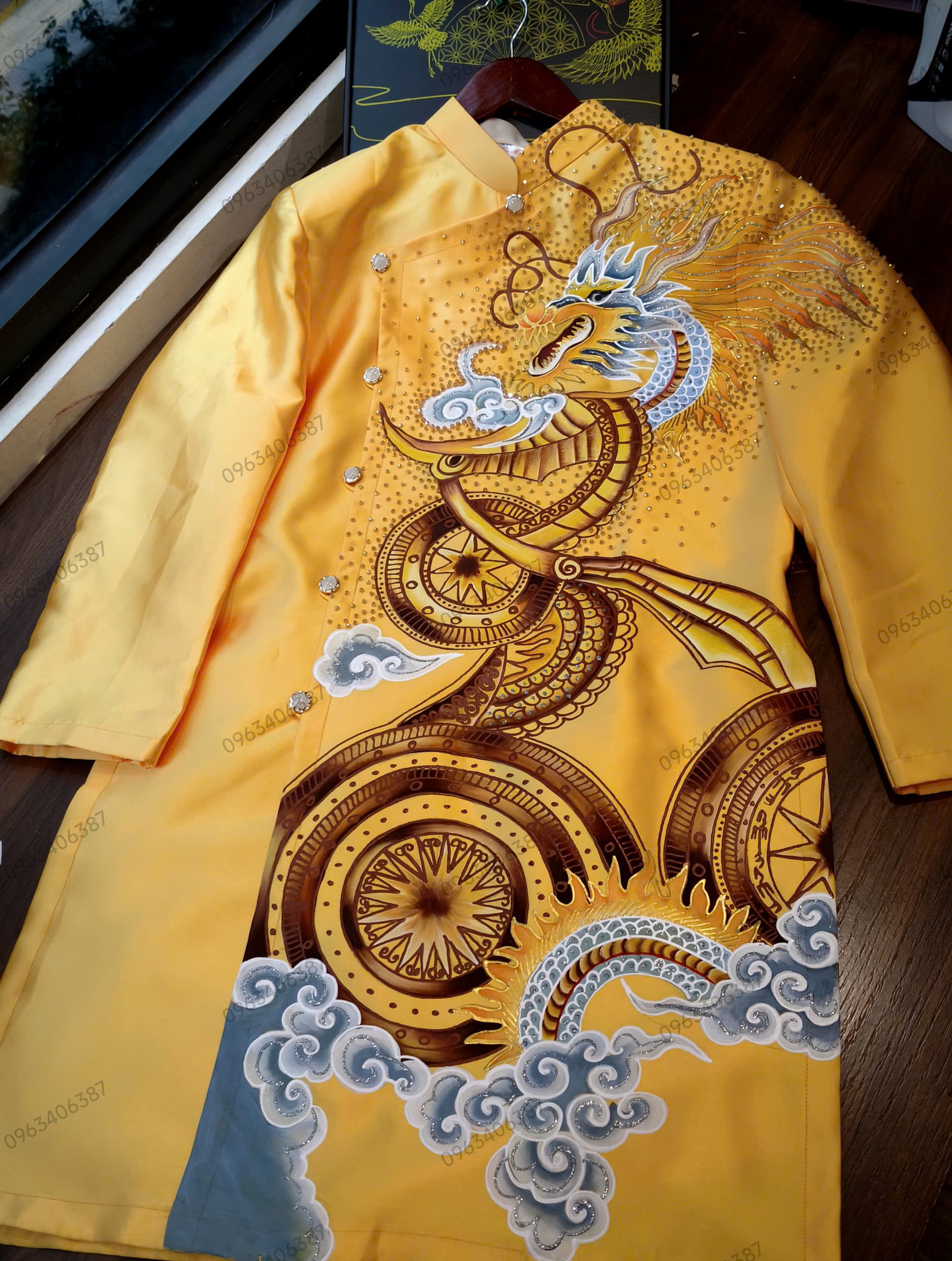 &Aacute;o d&agrave;i nam m&agrave;u v&agrave;ng họa tiết rồng đ&iacute;nh kết cao cấp