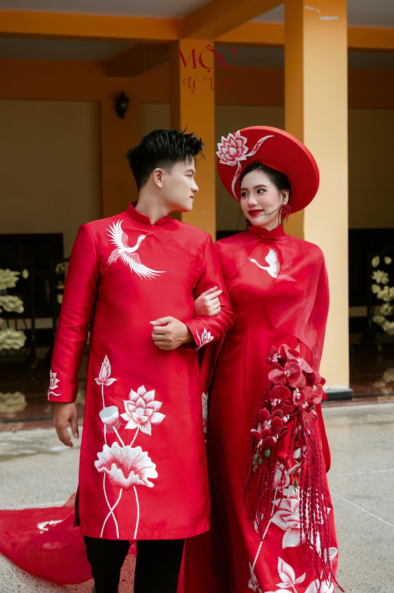 &Aacute;o d&agrave;i cưới đ&ocirc;i truyền thống 2026 - Xu hướng được c&aacute;c cặp đ&ocirc;i y&ecirc;u th&iacute;ch