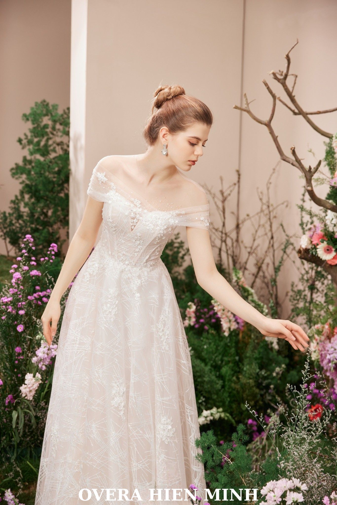 Váy cưới  dành cho cô dâu nhẹ nhàng, sang trọng