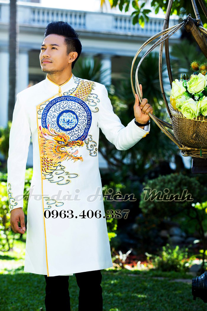 Các chàng trai sẽ trông vô cùng lịch lãm và thanh lịch trong mẫu áo dài cách tân trắng đẹp năm 2018 này. Hãy cùng chiêm ngưỡng những thiết kế áo dài này và thổi những gió mới vào phong cách trang phục Việt Nam truyền thống.