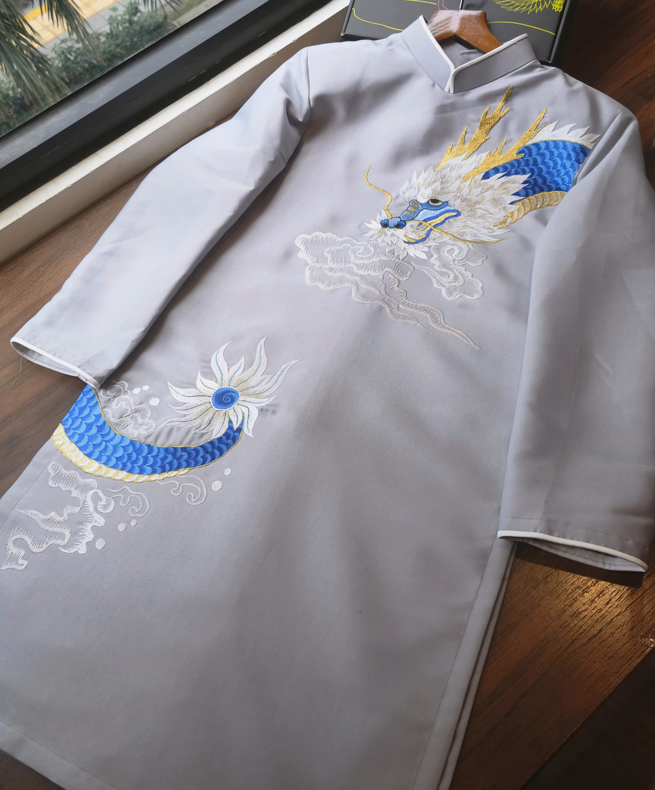 Áo dài nam màu ghi hoạ tiết rồng thêu nổi bật