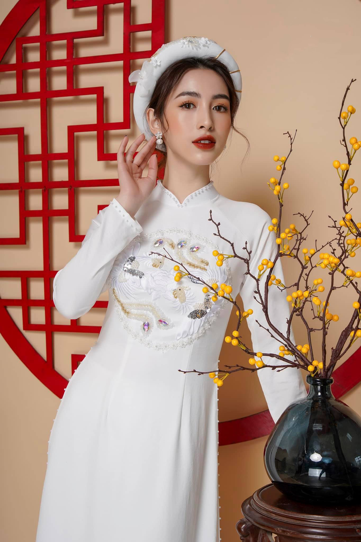 ao dai co dau mau trang