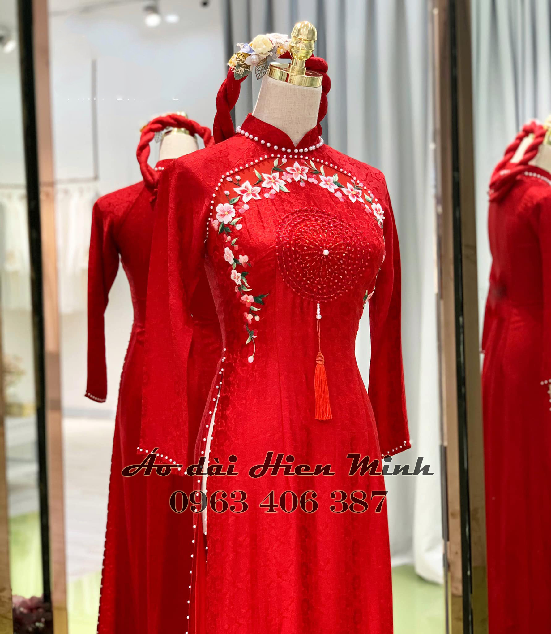 ao dai co dau mau do noi bat