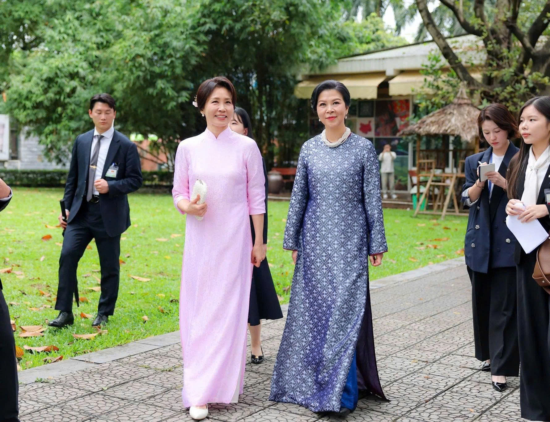 &Aacute;o d&agrave;i Việt Nam trong mắt bạn b&egrave; quốc tế - Vẻ đẹp chinh phục mọi nền văn h&oacute;a