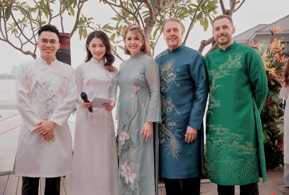 &Aacute;o d&agrave;i Việt Nam trong mắt bạn b&egrave; quốc tế - Vẻ đẹp chinh phục mọi nền văn h&oacute;a