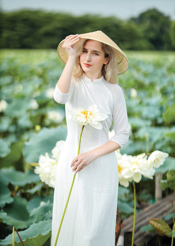 &Aacute;o d&agrave;i Việt Nam trong mắt bạn b&egrave; quốc tế - Vẻ đẹp chinh phục mọi nền văn h&oacute;a