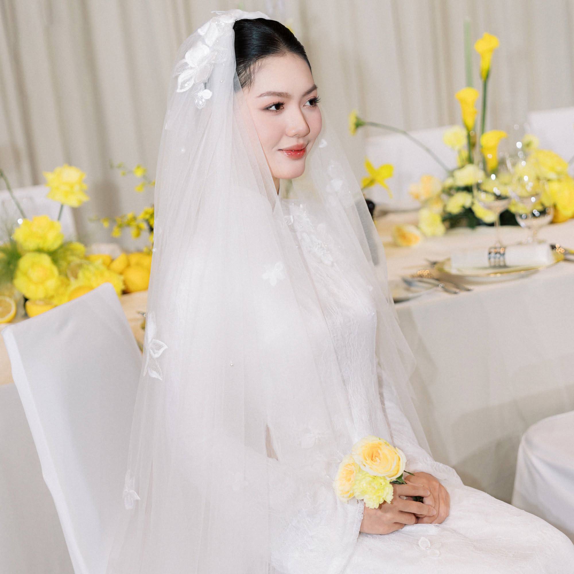 15 + Mẫu &aacute;o d&agrave;i ăn hỏi m&agrave;u trắng đẹp nhẹ nh&agrave;ng, sang trọng d&agrave;nh cho c&ocirc; d&acirc;u