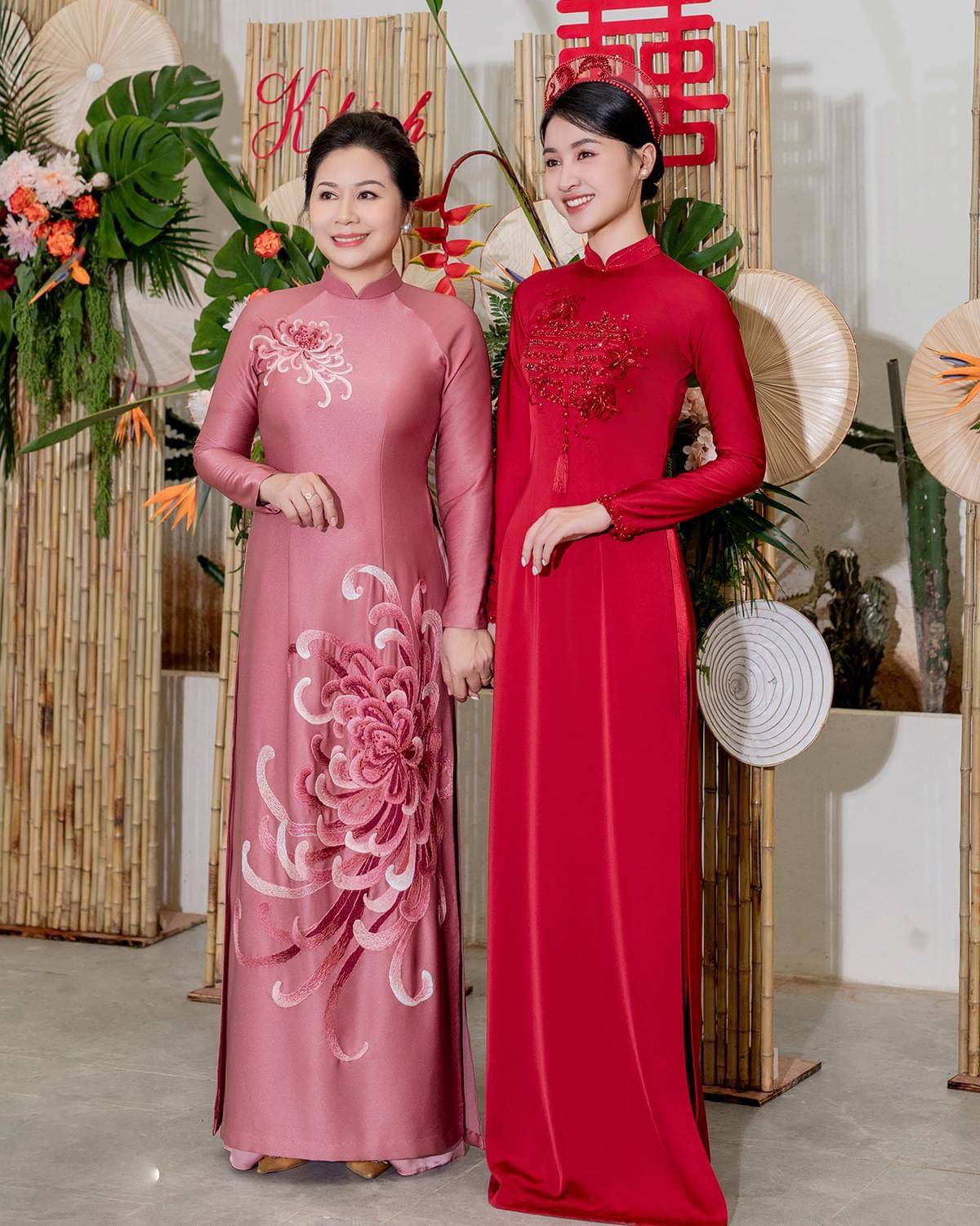 15+ Mẫu &aacute;o d&agrave;i b&agrave; sui thanh lịch, sang trọng cho mẹ c&ocirc; d&acirc;u, ch&uacute; rể trong ng&agrave;y cưới