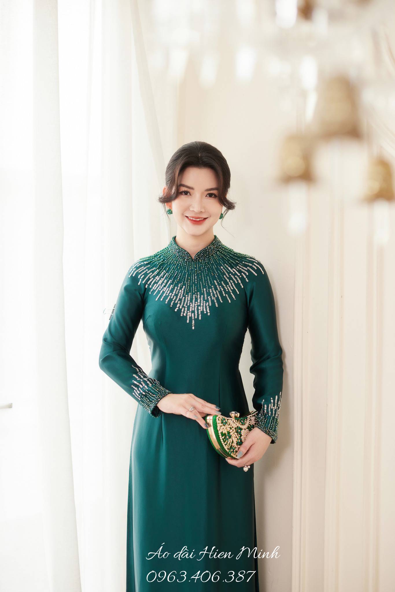 15+ Mẫu &aacute;o d&agrave;i b&agrave; sui thanh lịch, sang trọng cho mẹ c&ocirc; d&acirc;u, ch&uacute; rể trong ng&agrave;y cưới