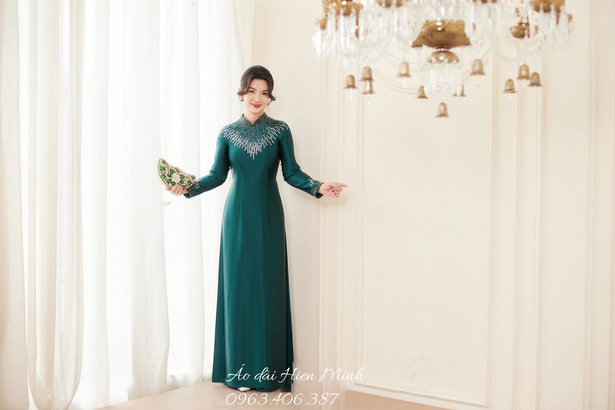 15+ Mẫu &aacute;o d&agrave;i b&agrave; sui thanh lịch, sang trọng cho mẹ c&ocirc; d&acirc;u, ch&uacute; rể trong ng&agrave;y cưới