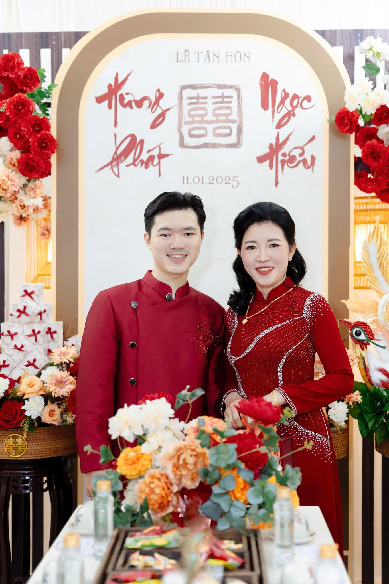 15+ Mẫu &aacute;o d&agrave;i b&agrave; sui thanh lịch, sang trọng cho mẹ c&ocirc; d&acirc;u, ch&uacute; rể trong ng&agrave;y cưới