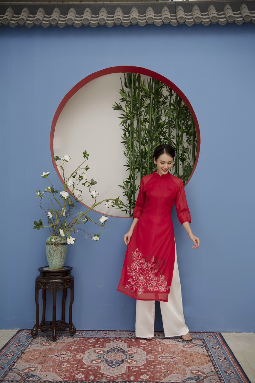 ao dai cach tan lua to oganza