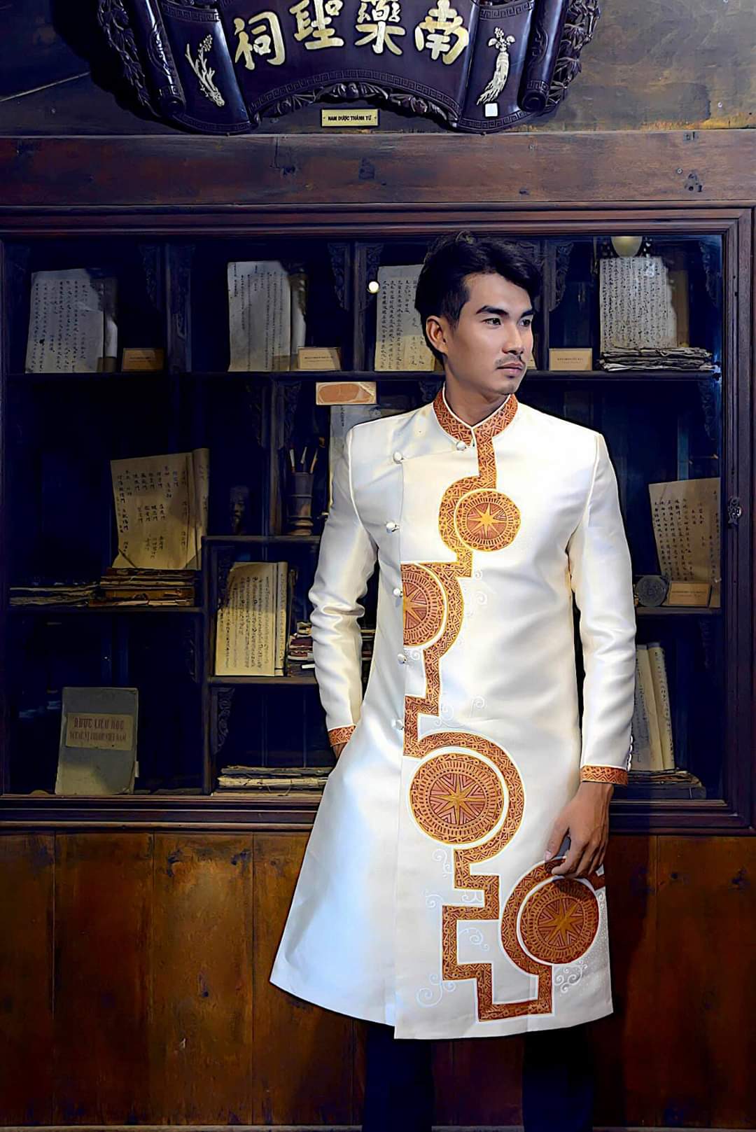 ao dai cach tan nam mau trang