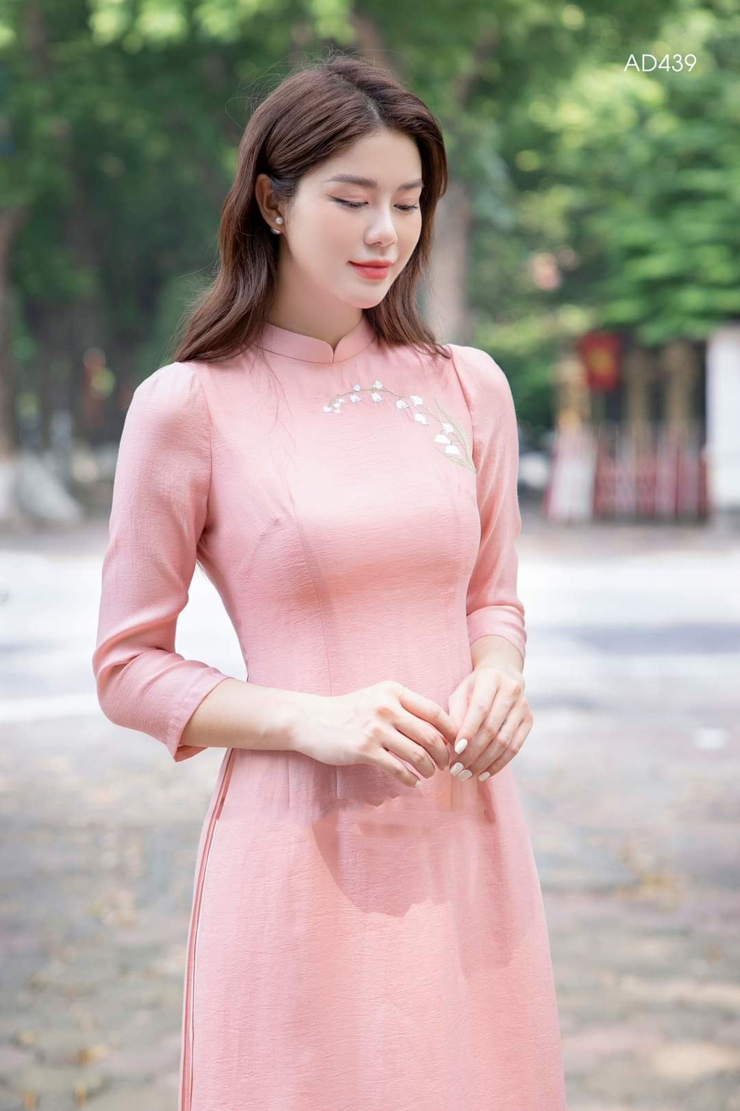 ao dai cach tan nu kem quan