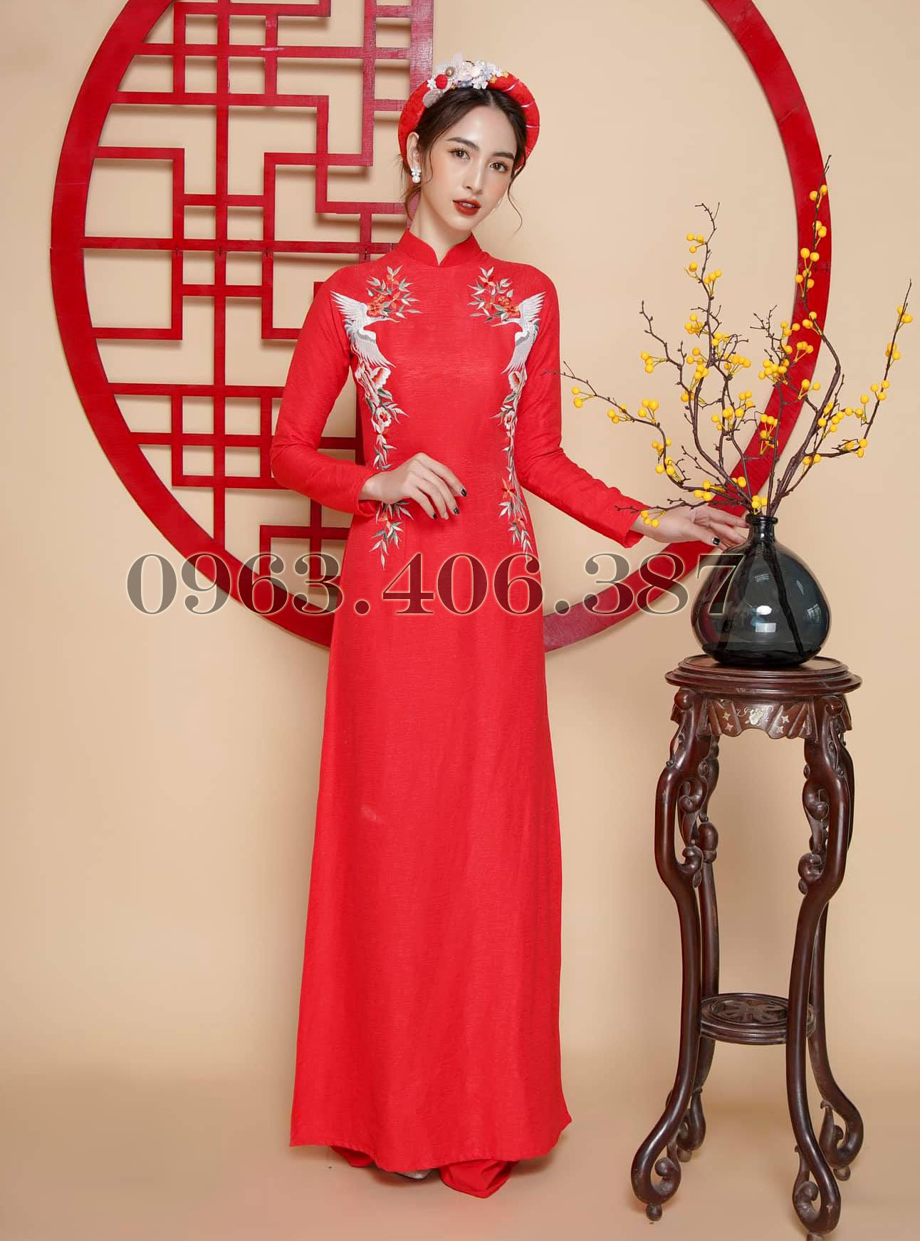 ao dai co dau mau do