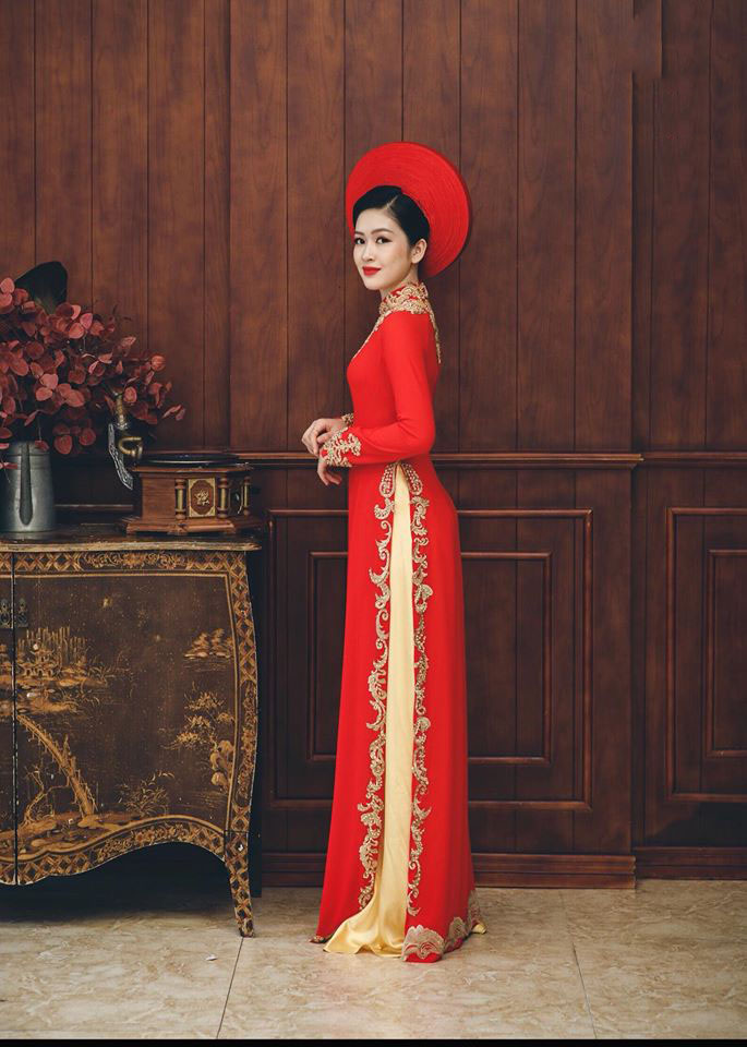 ao dai co dau mau do