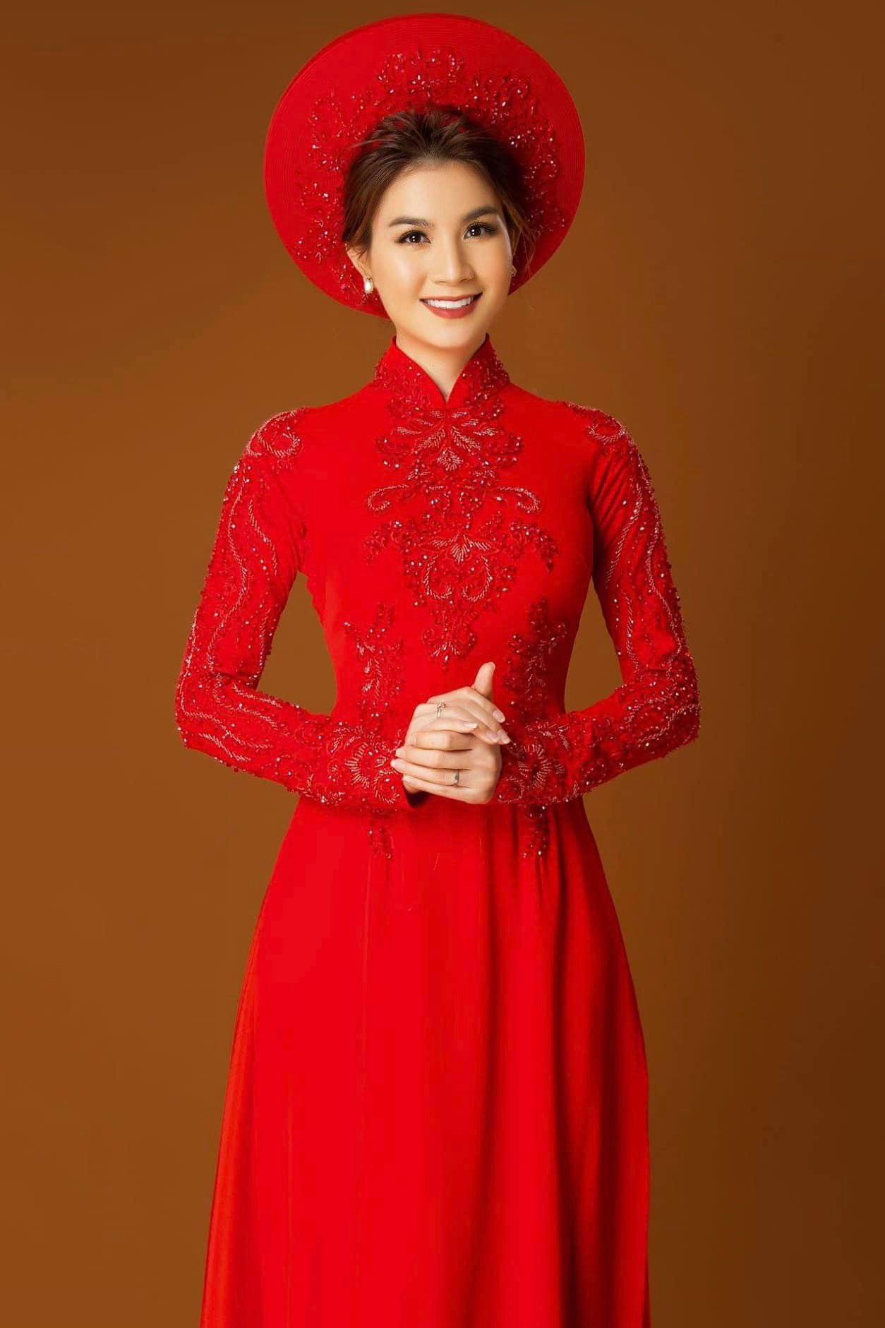 &Aacute;o d&agrave;i m&agrave;u đỏ d&agrave;nh cho c&ocirc; d&acirc;u đ&iacute;nh kết sang trọng