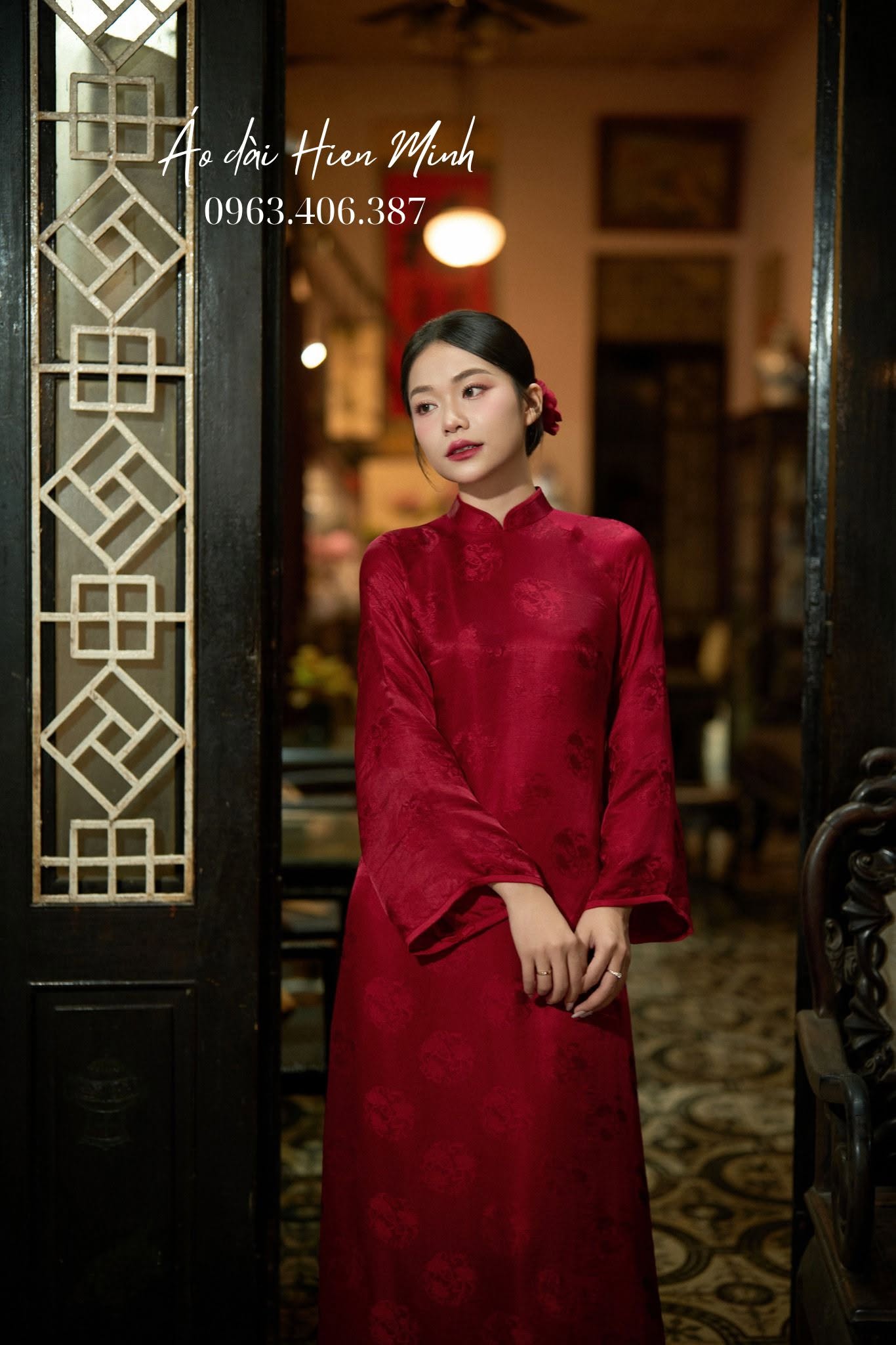 Mẫu Áo Dài Cặp Đôi Màu Đỏ Dáng Suông Thanh Lịch