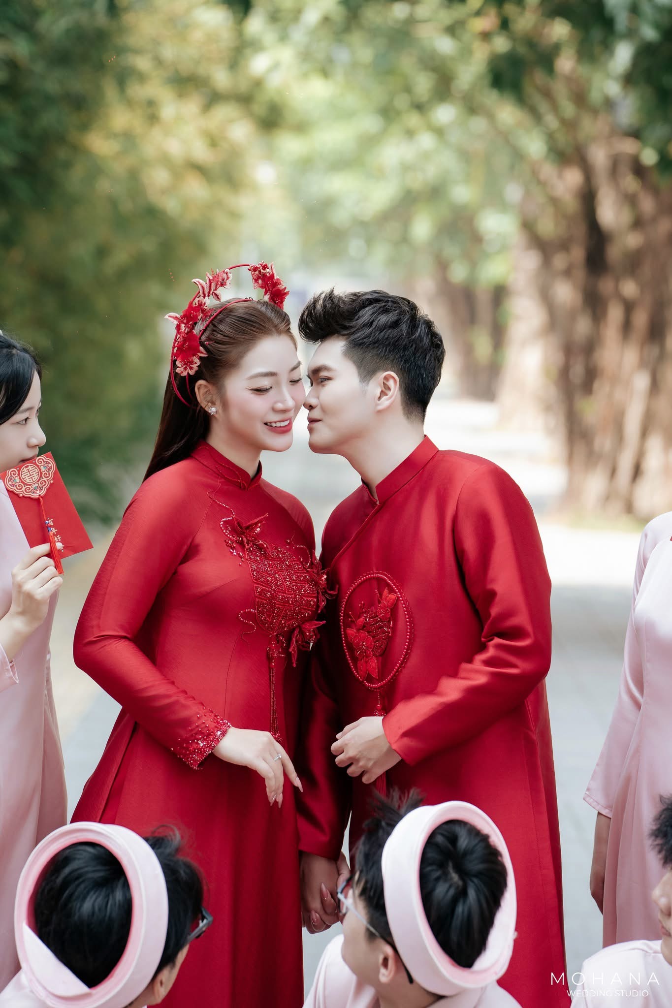 &Aacute;o d&agrave;i cưới d&agrave;nh cho c&ocirc; d&acirc;u ch&uacute; rể cao cấp 