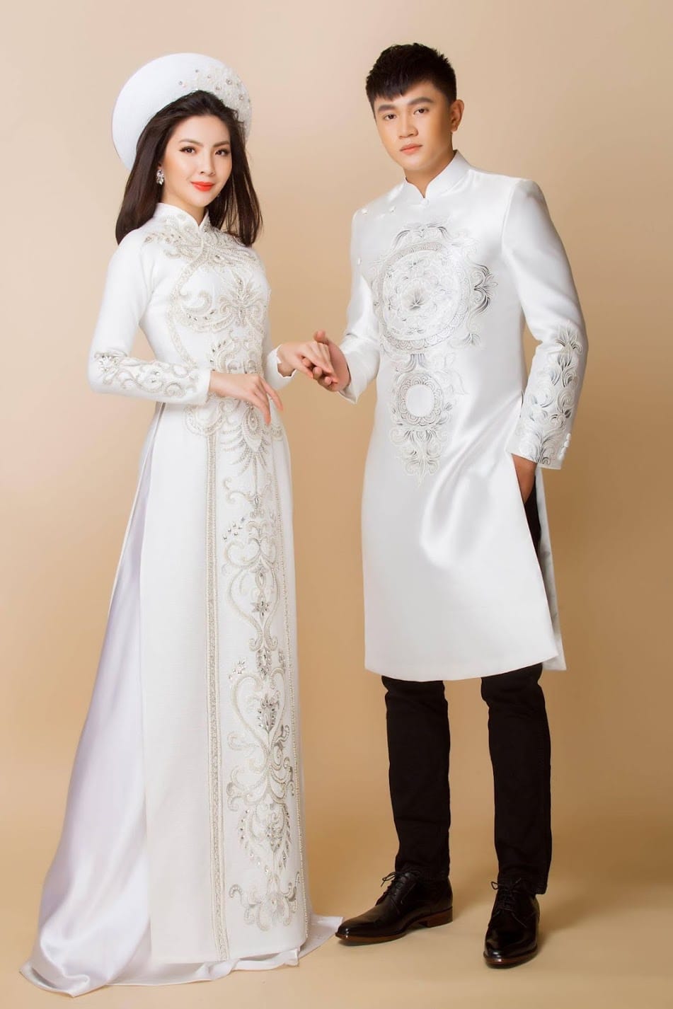 TOP Những mẫu &aacute;o d&agrave;i cưới cặp đ&ocirc;i m&agrave;u trắng đẹp nhất hiện nay d&agrave;nh cho c&ocirc; d&acirc;u ch&uacute; rể