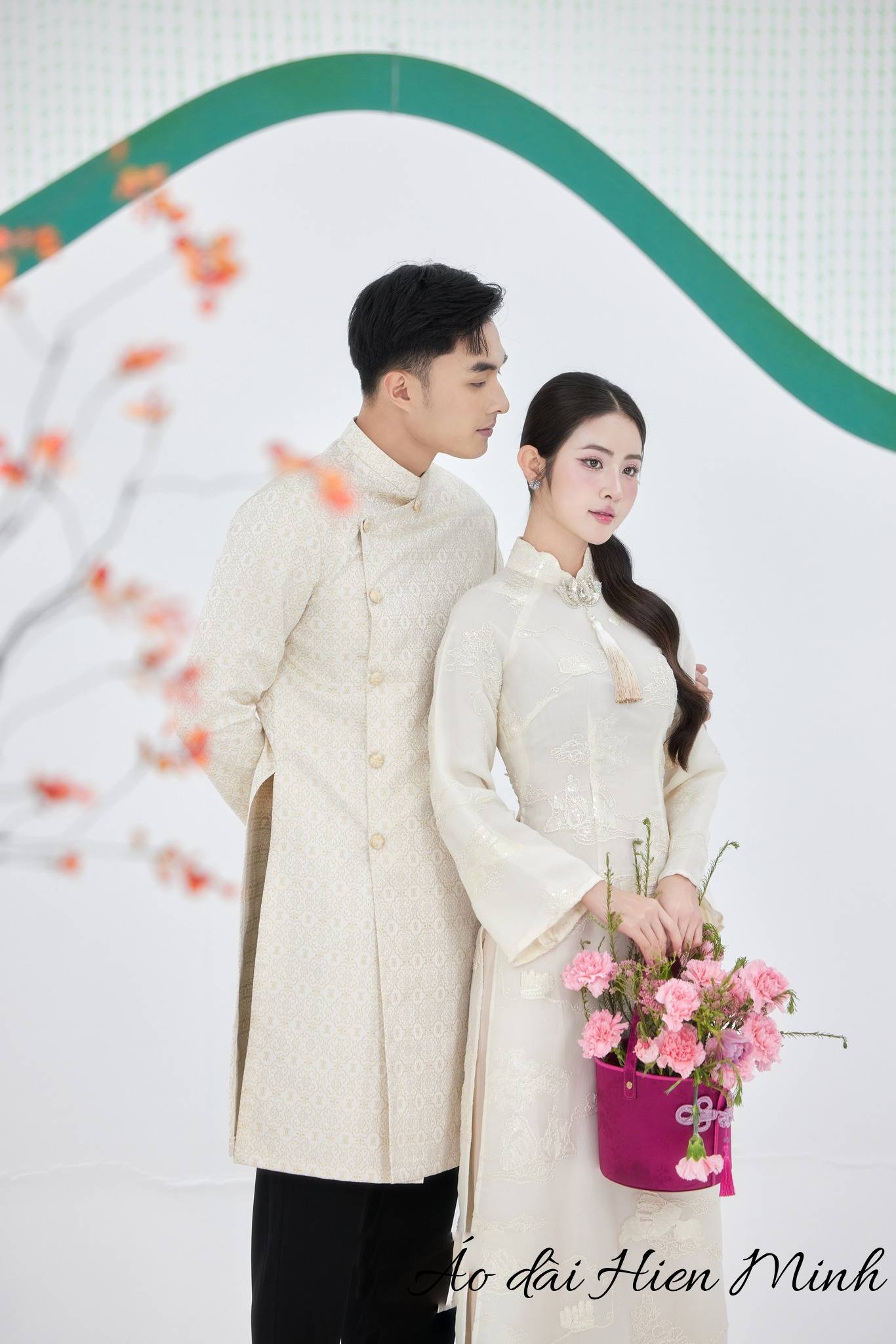 10 ++ Mẫu áo dài cưới đôi màu kem sang trọng thanh lịch cho cô dâu chú rể