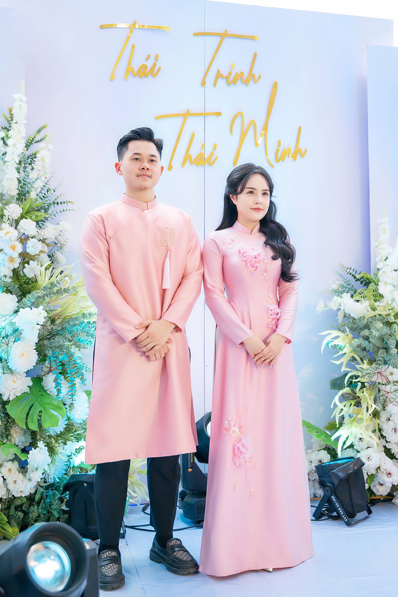 TOP Mẫu &aacute;o d&agrave;i cưới đ&ocirc;i đẹp, sang trọng được c&ocirc; d&acirc;u ch&uacute; rể y&ecirc;u th&iacute;ch nhất hiện nay