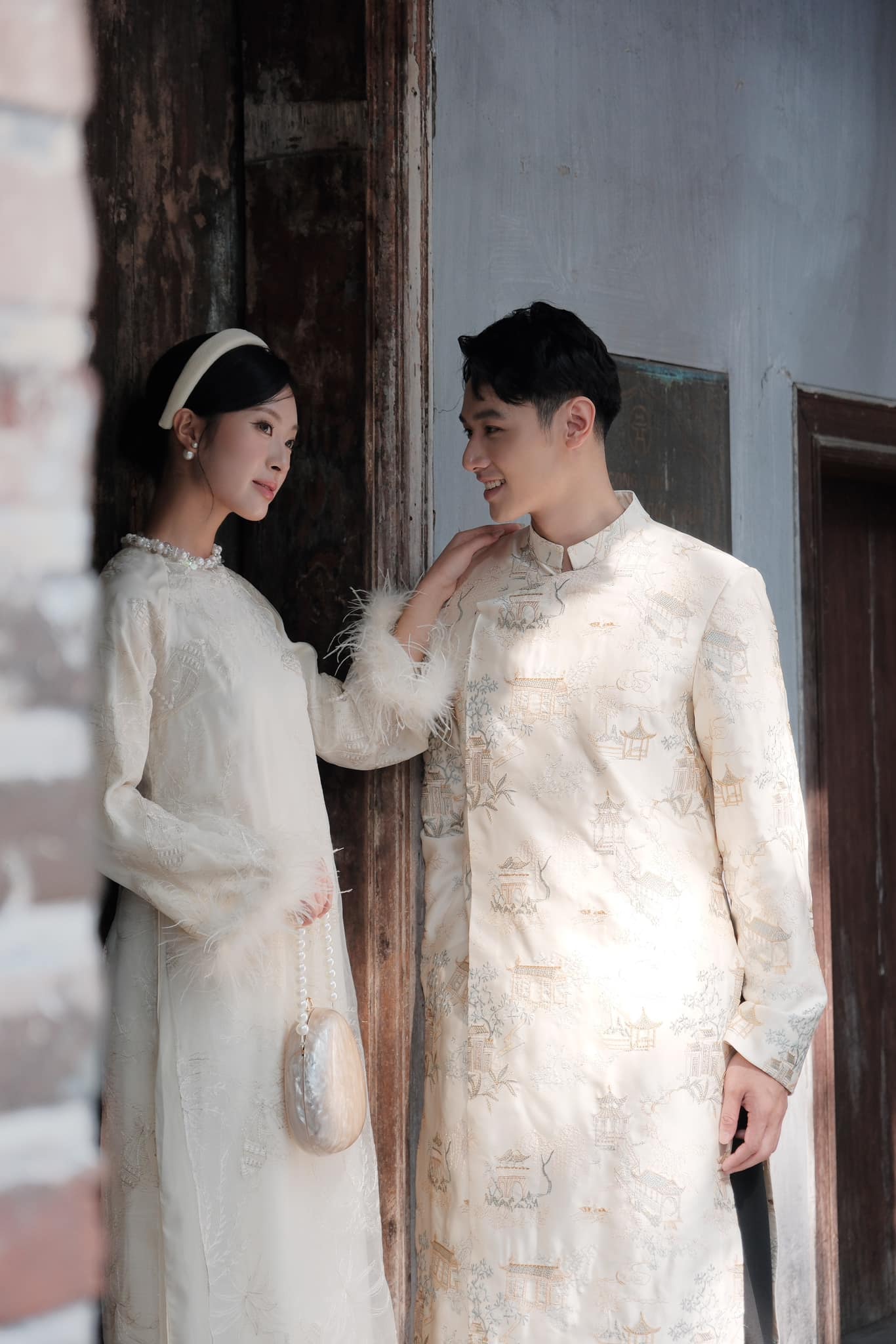 10 ++ Mẫu áo dài cưới đôi màu kem sang trọng thanh lịch cho cô dâu chú rể