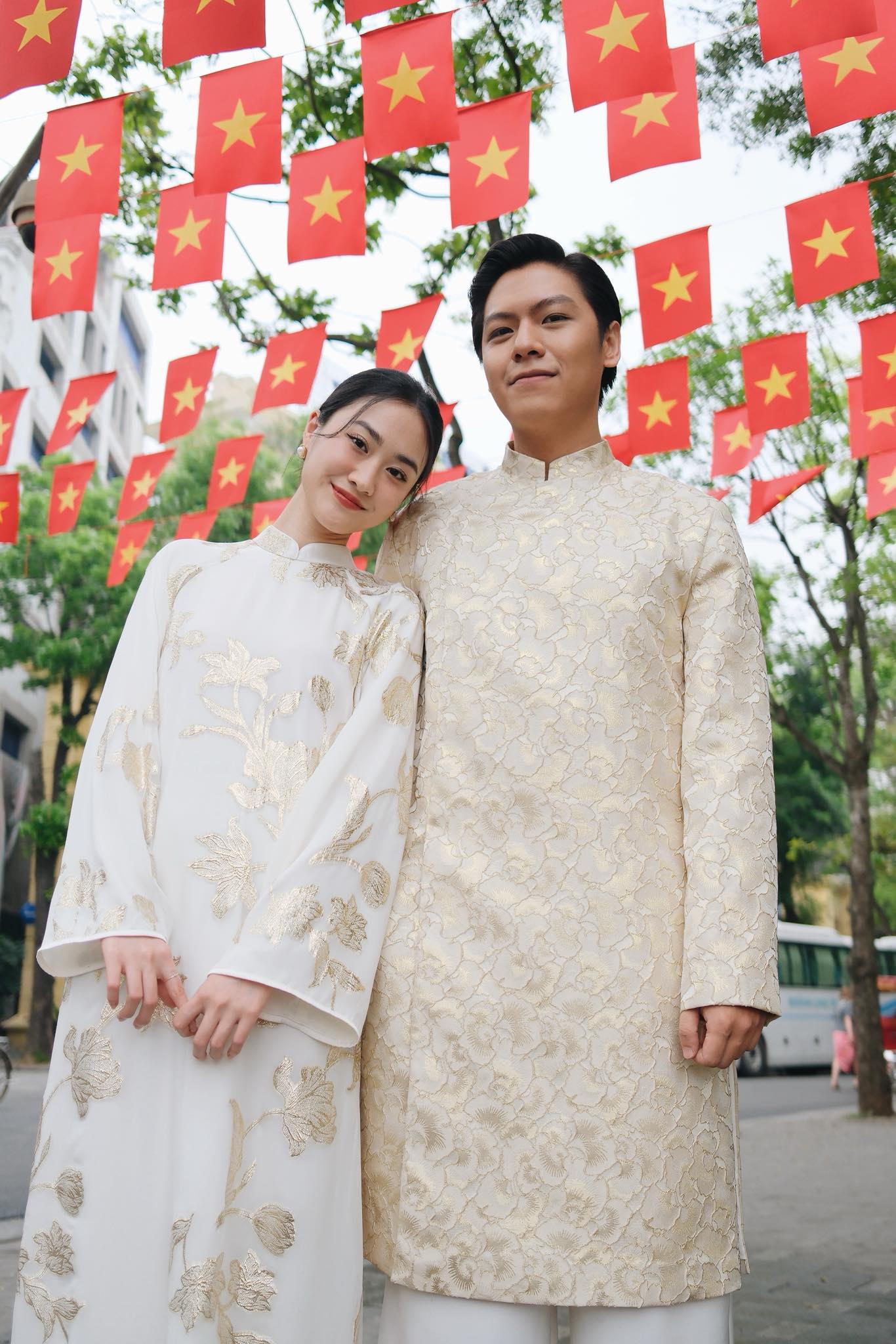 10 ++ Mẫu áo dài cưới đôi màu kem sang trọng thanh lịch cho cô dâu chú rể