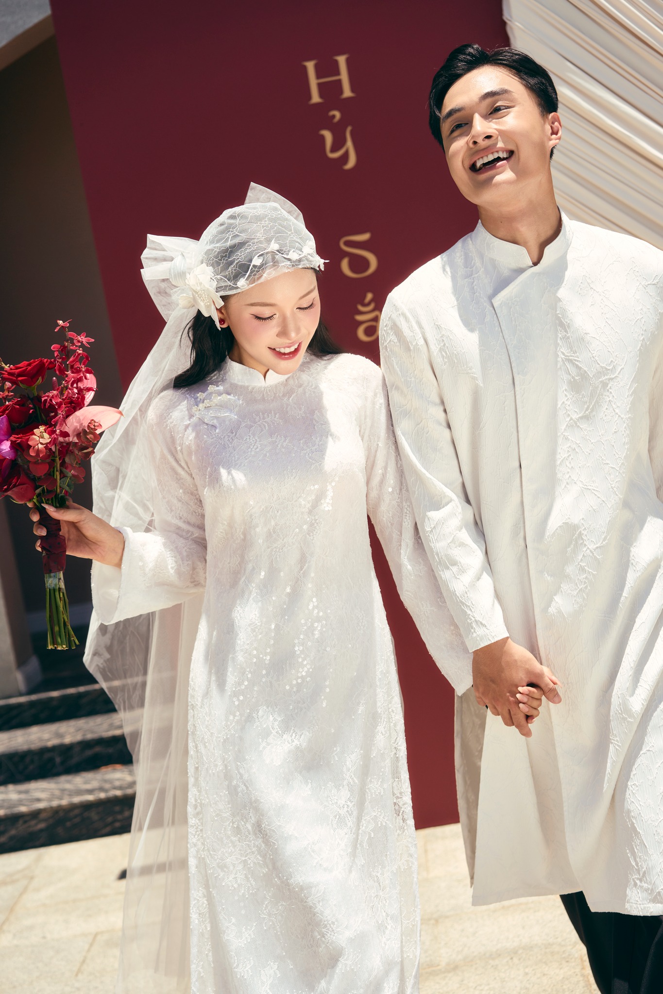 Áo Dài Đôi Màu Trắng Dáng Suông Trẻ Trung