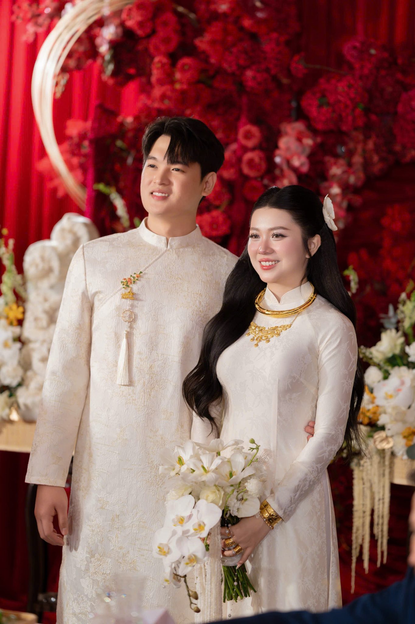 TOP Những mẫu &aacute;o d&agrave;i cưới cặp đ&ocirc;i m&agrave;u trắng đẹp nhất hiện nay d&agrave;nh cho c&ocirc; d&acirc;u ch&uacute; rể