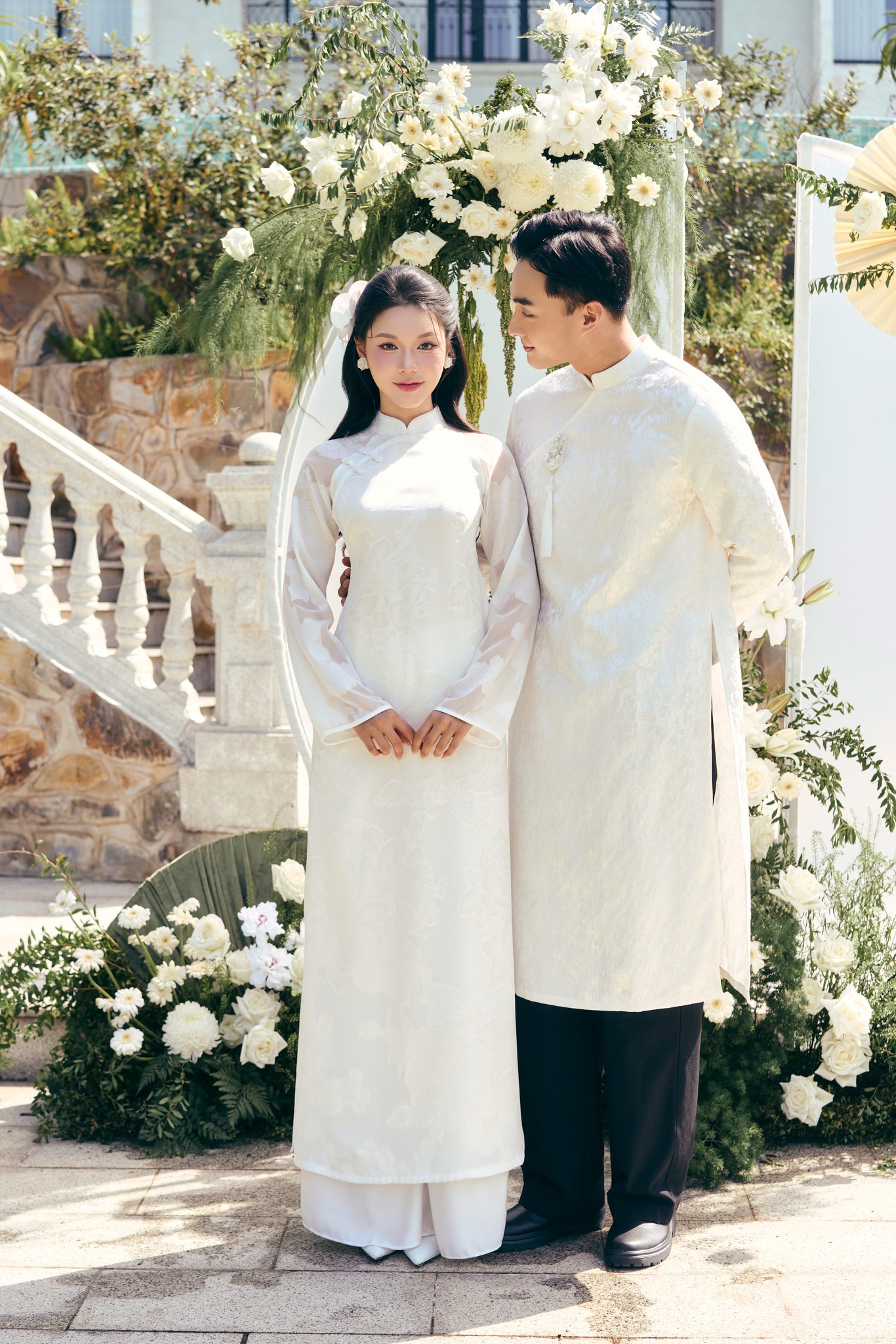 Áo dài cặp đôi màu trắng đẹp thanh lịch, hiện đại
