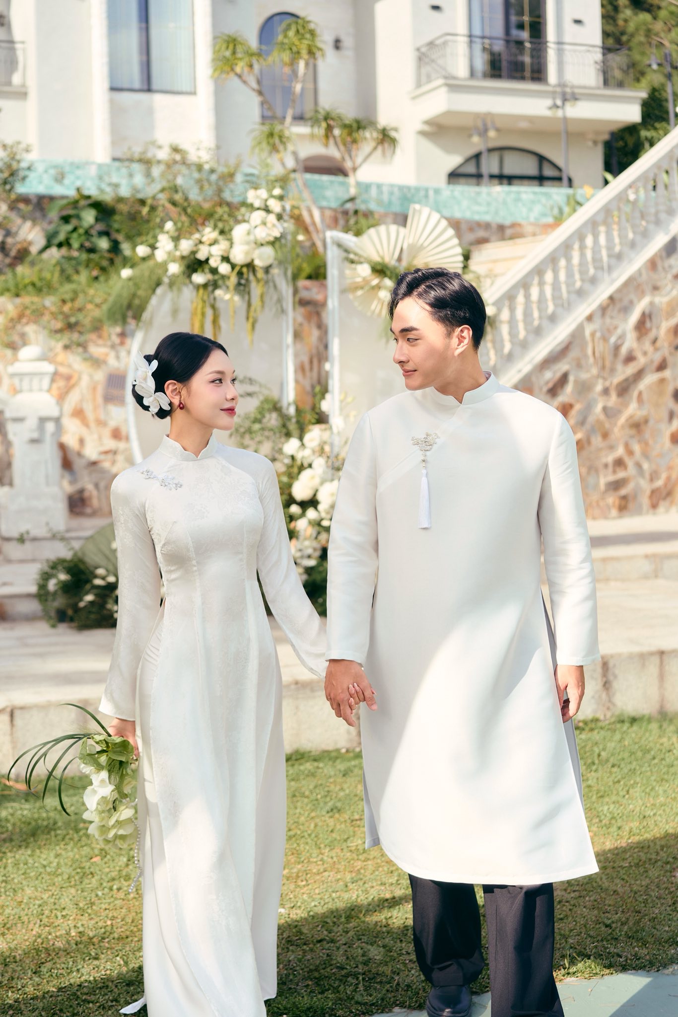 TOP Những mẫu &aacute;o d&agrave;i cưới cặp đ&ocirc;i m&agrave;u trắng đẹp nhất hiện nay d&agrave;nh cho c&ocirc; d&acirc;u ch&uacute; rể