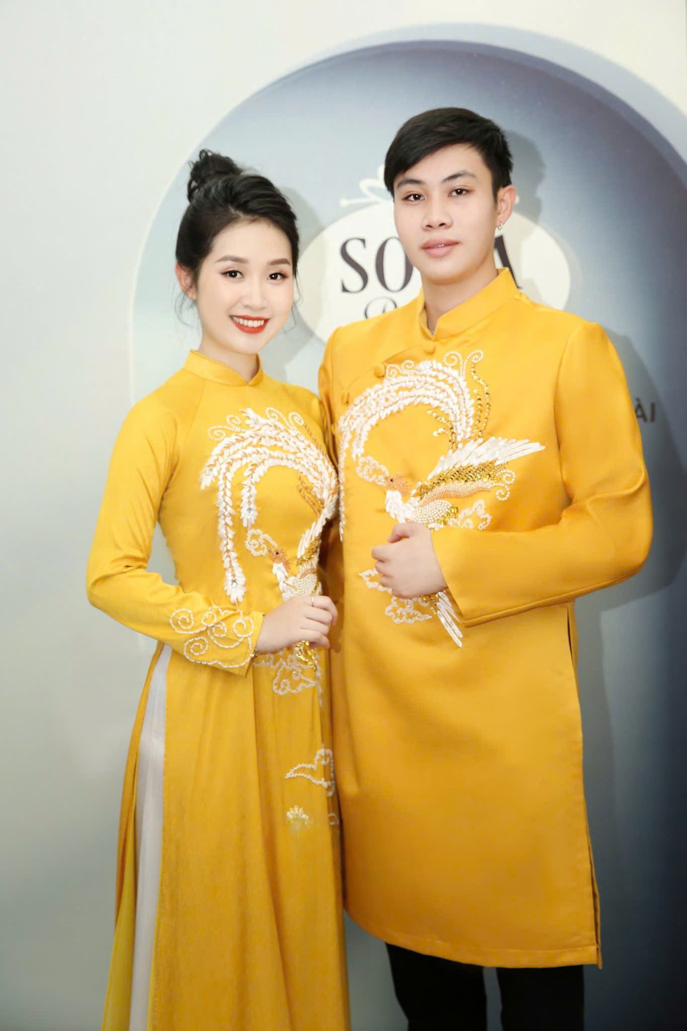 10 ++ Mẫu &aacute;o d&agrave;i cưới đ&ocirc;i m&agrave;u v&agrave;ng  cao cấp đẹp nhất hiện nay d&agrave;nh cho c&ocirc; d&acirc;u ch&uacute; rể
