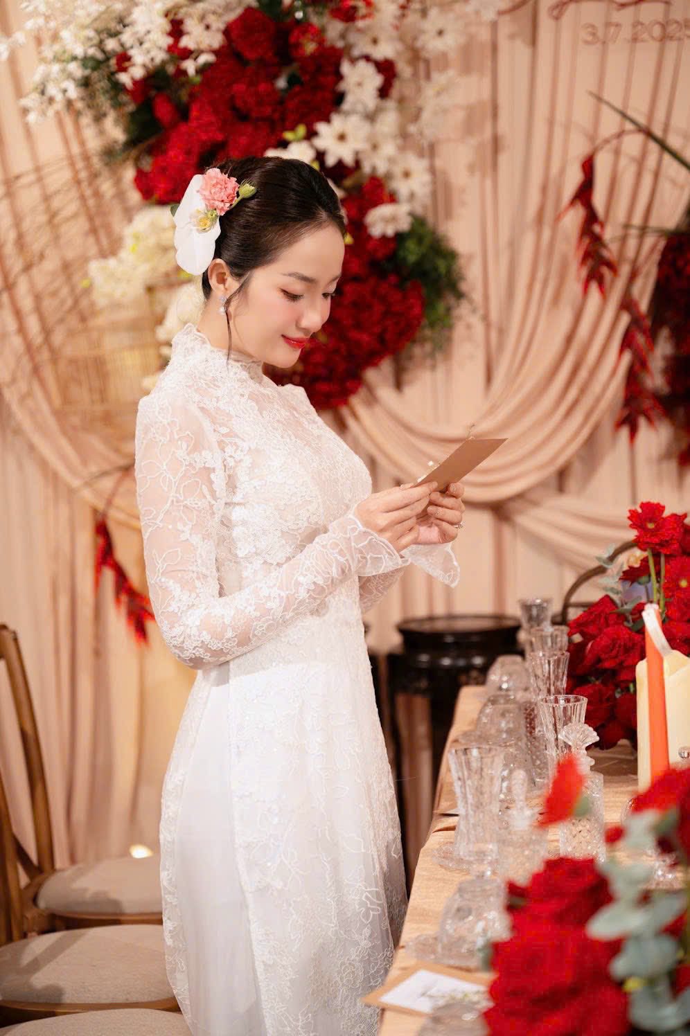 15 + Mẫu &aacute;o d&agrave;i ăn hỏi m&agrave;u trắng đẹp nhẹ nh&agrave;ng, sang trọng d&agrave;nh cho c&ocirc; d&acirc;u